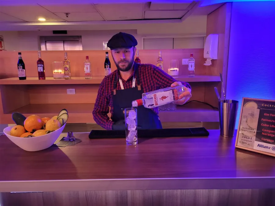 Bartender sirviendo gin en un evento corporativo