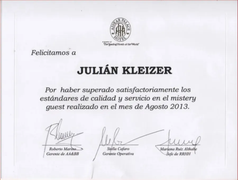 Diploma del Alvear Palace Hotel a Julián Kleizer por superar los estándares de calidad y servicio, agosto de 2013